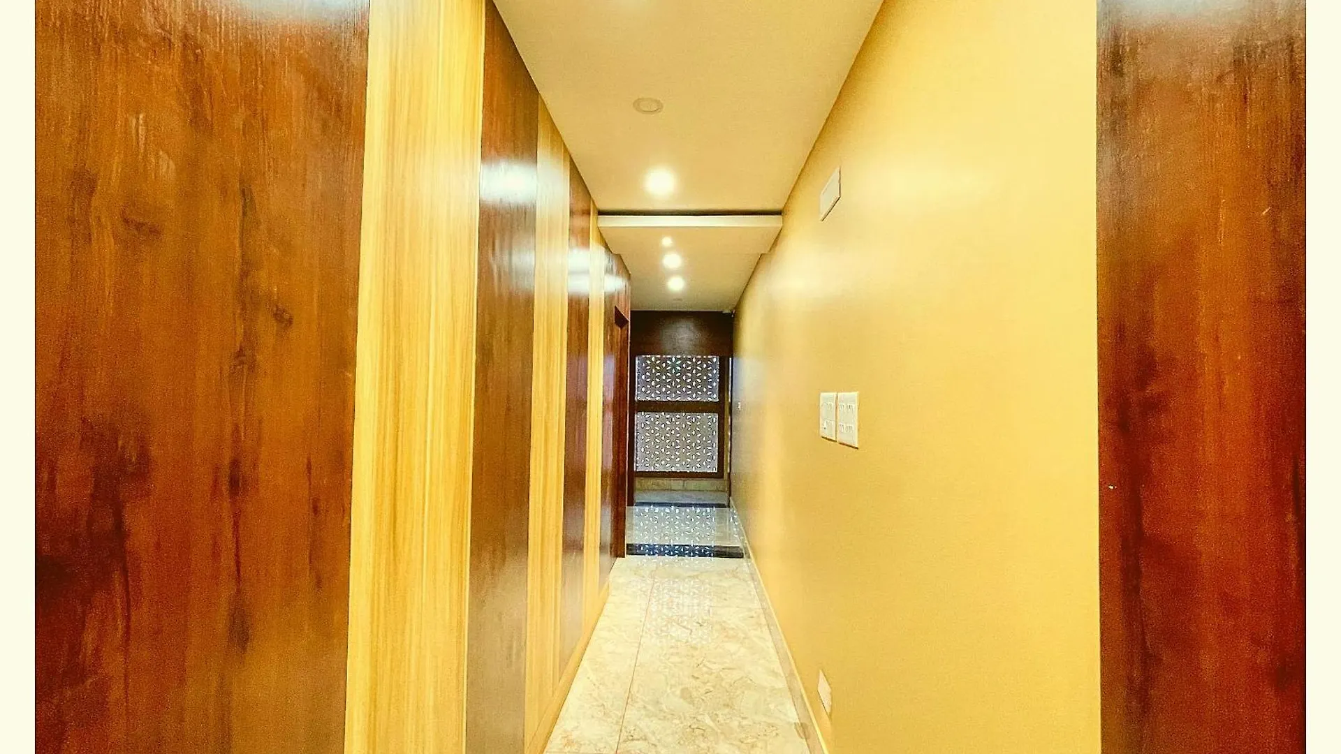 Hotel Sunayana # Guest House Near Kashi Vishwanath Temple - Free Public Parking And Wifi Facilities - Air Conditioning Room - Best Hotel Benares