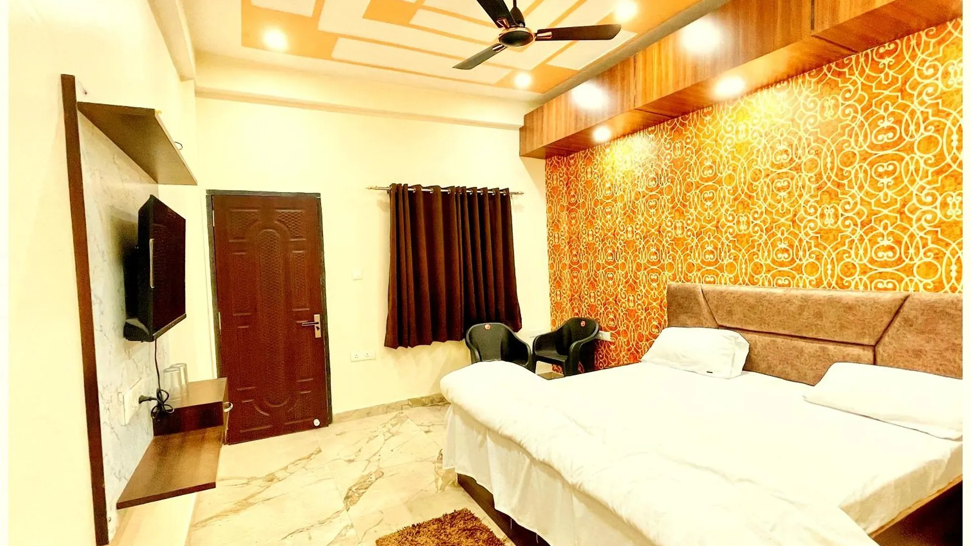 Hotel Sunayana # Guest House Near Kashi Vishwanath Temple - Free Public Parking And Wifi Facilities - Air Conditioning Room - Best Hotel Benares