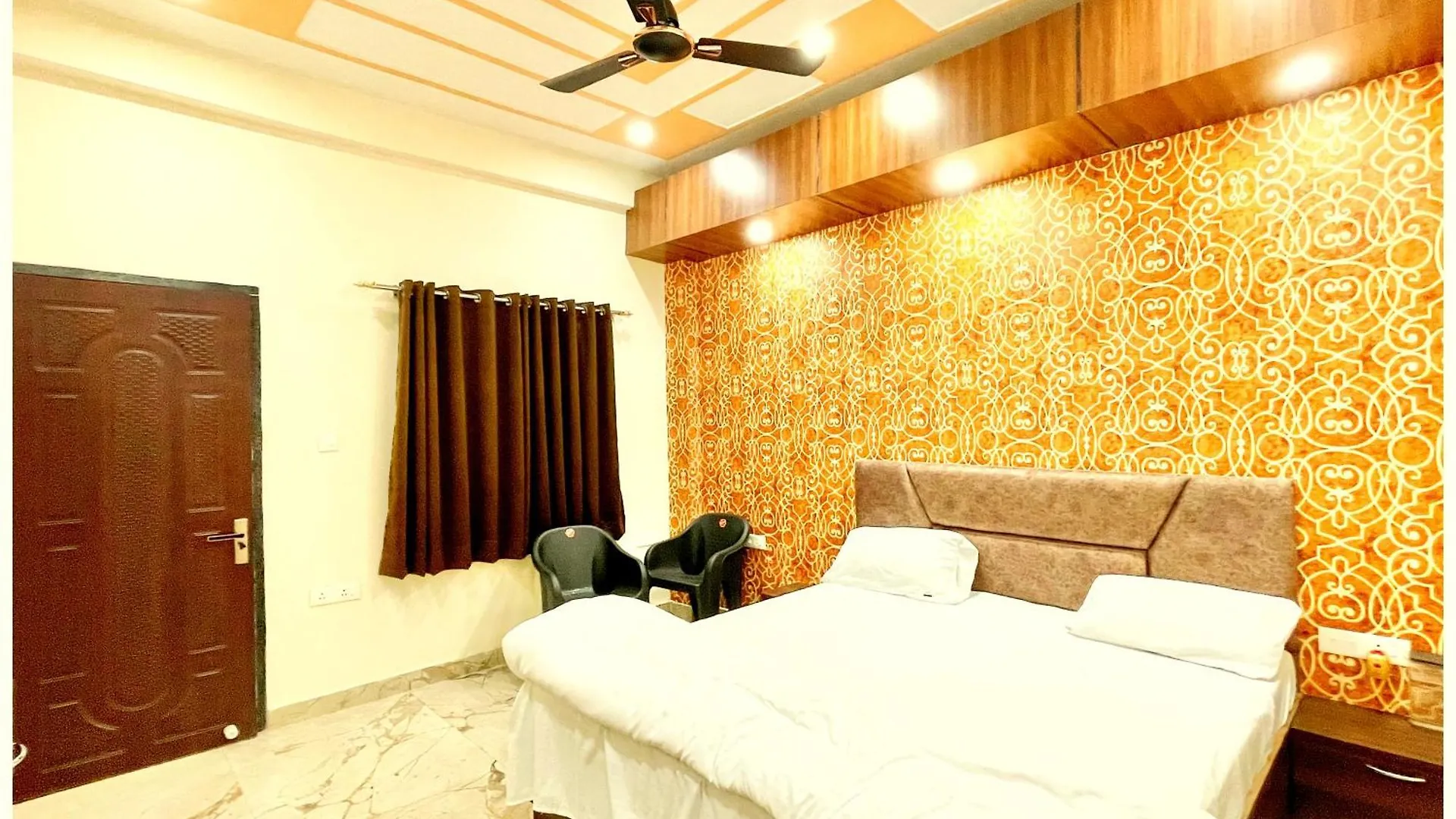 ****  Hotel Sunayana # Guest House Near Kashi Vishwanath Temple - Free Public Parking And Wifi Facilities - Air Conditioning Room - Best Hotel Benares India