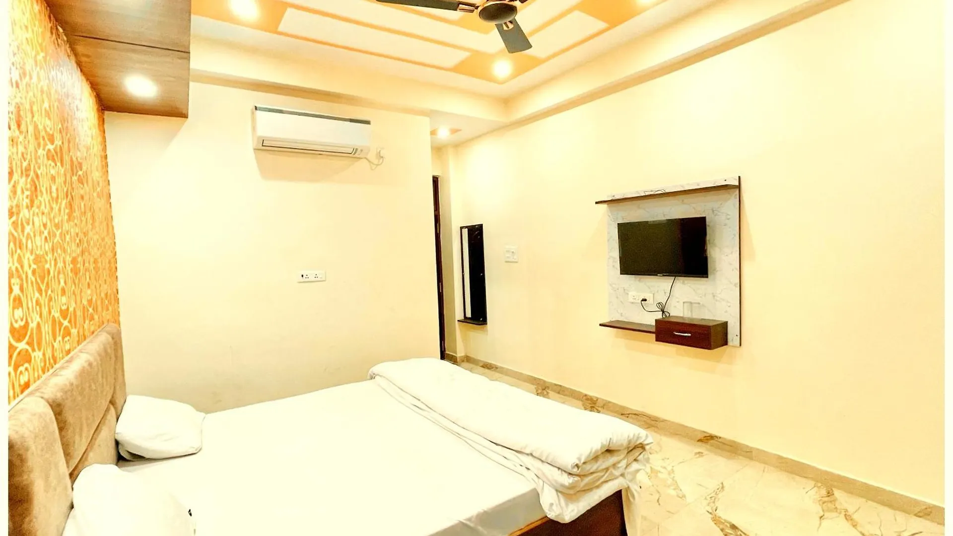 Hotel Sunayana # Guest House Near Kashi Vishwanath Temple - Free Public Parking And Wifi Facilities - Air Conditioning Room - Best Hotel Benares