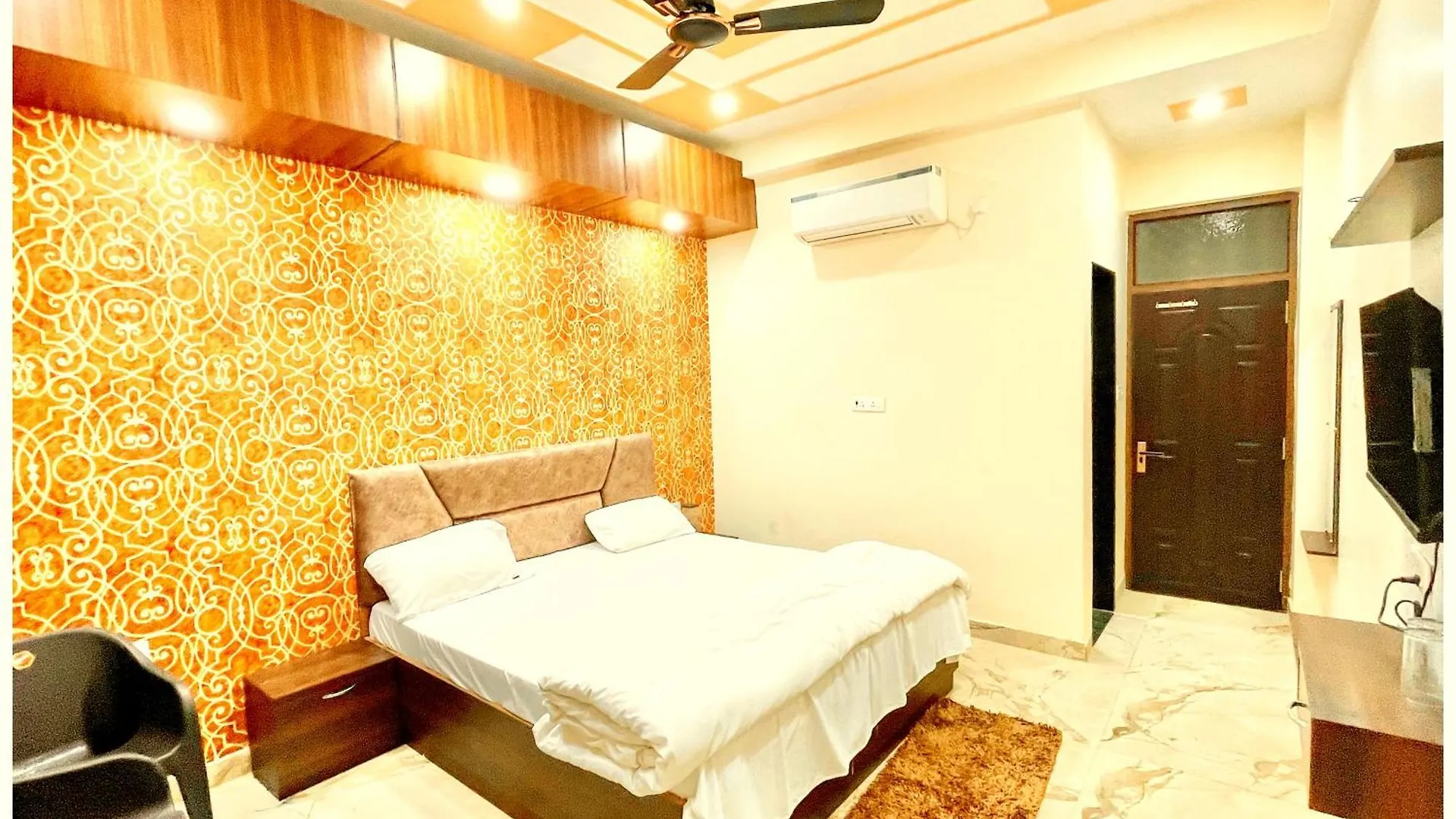 Hotel Sunayana # Guest House Near Kashi Vishwanath Temple - Free Public Parking And Wifi Facilities - Air Conditioning Room - Best Hotel Váránaszi India