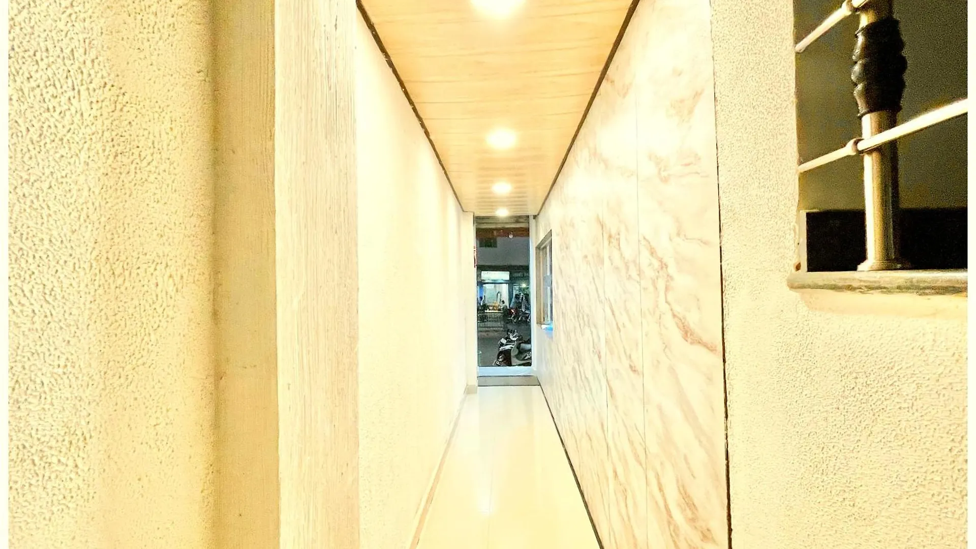 Hotel Sunayana # Guest House Near Kashi Vishwanath Temple - Free Public Parking And Wifi Facilities - Air Conditioning Room - Best Hotel Váránaszi India